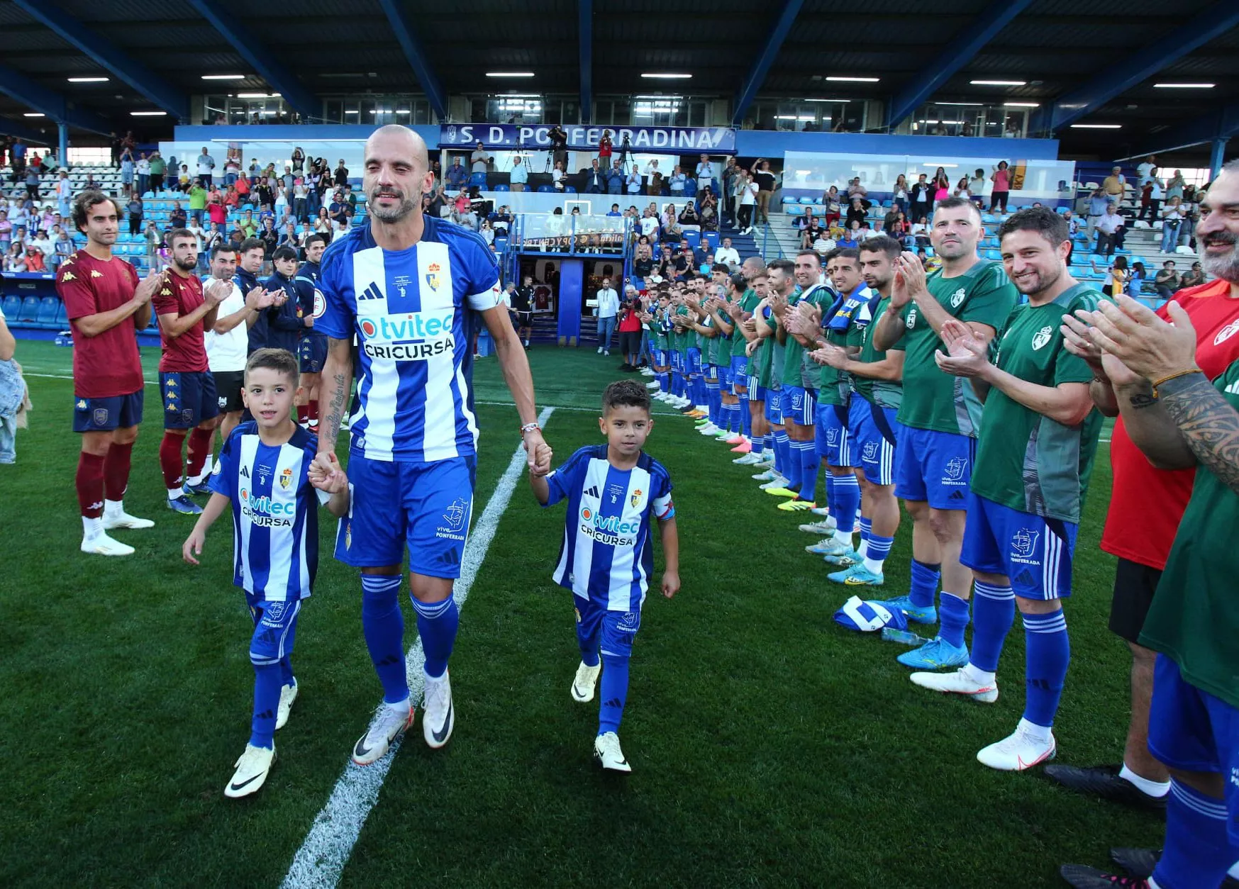 Emotiva retirada de Yuri en El Toralín | Foto: Ponferradina