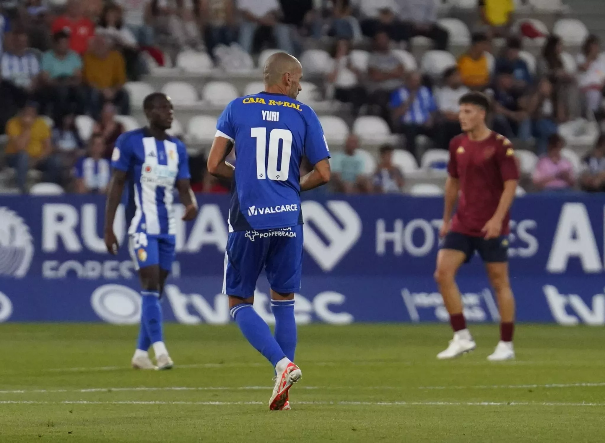 Emotiva retirada de Yuri en El Toralín | Foto: Ponferradina