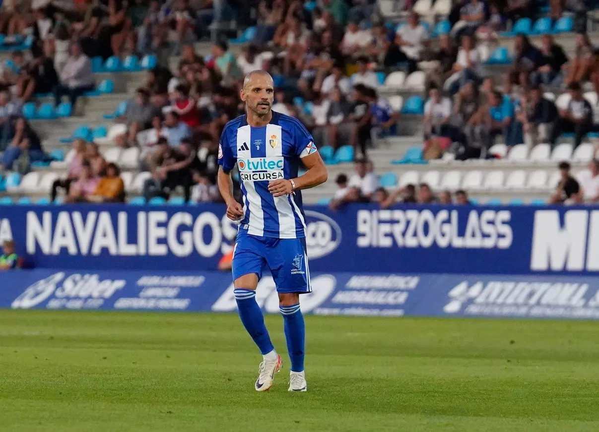 Emotiva retirada de Yuri en El Toralín | Foto: Ponferradina