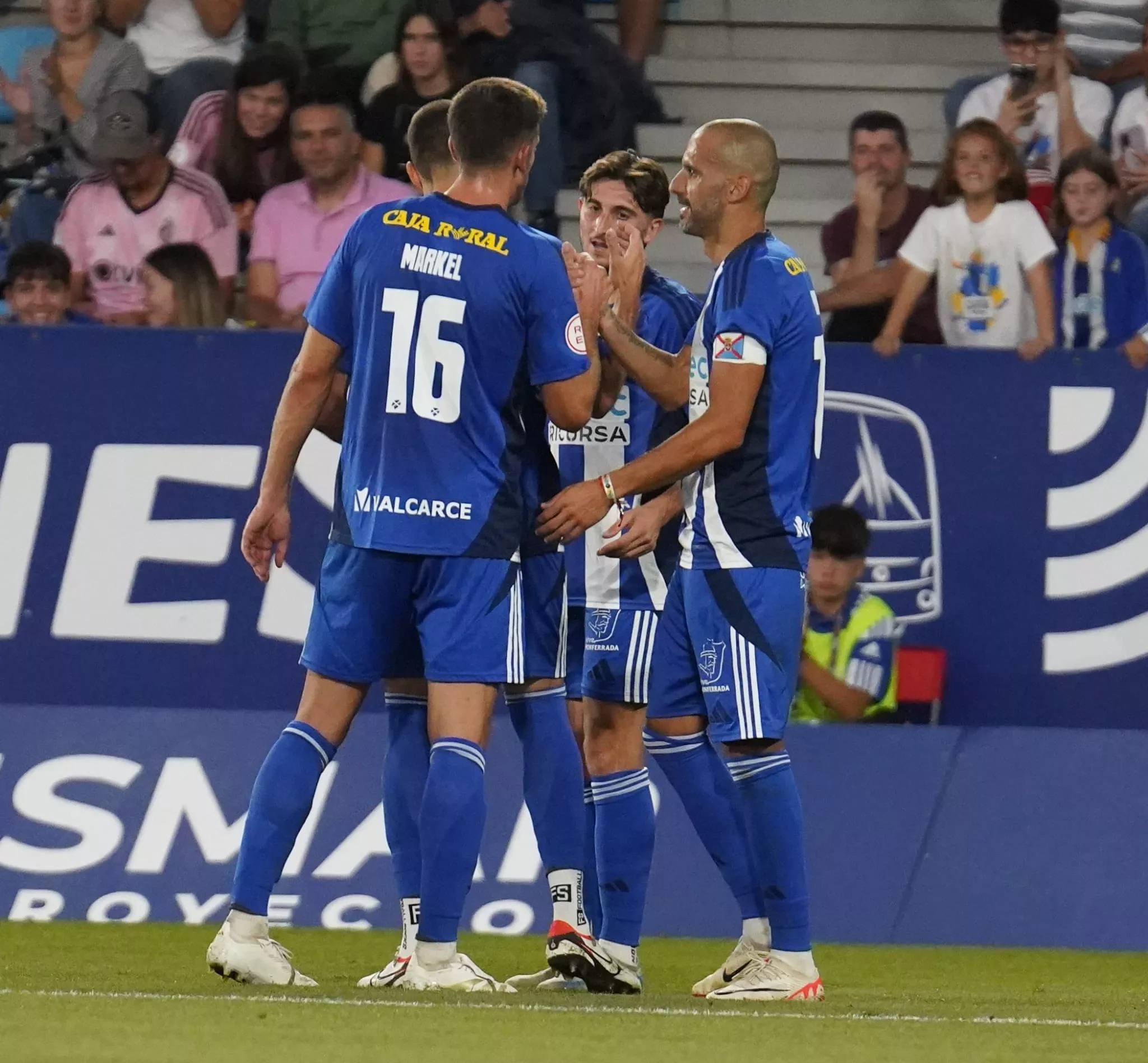 Emotiva retirada de Yuri en El Toralín | Foto: Ponferradina