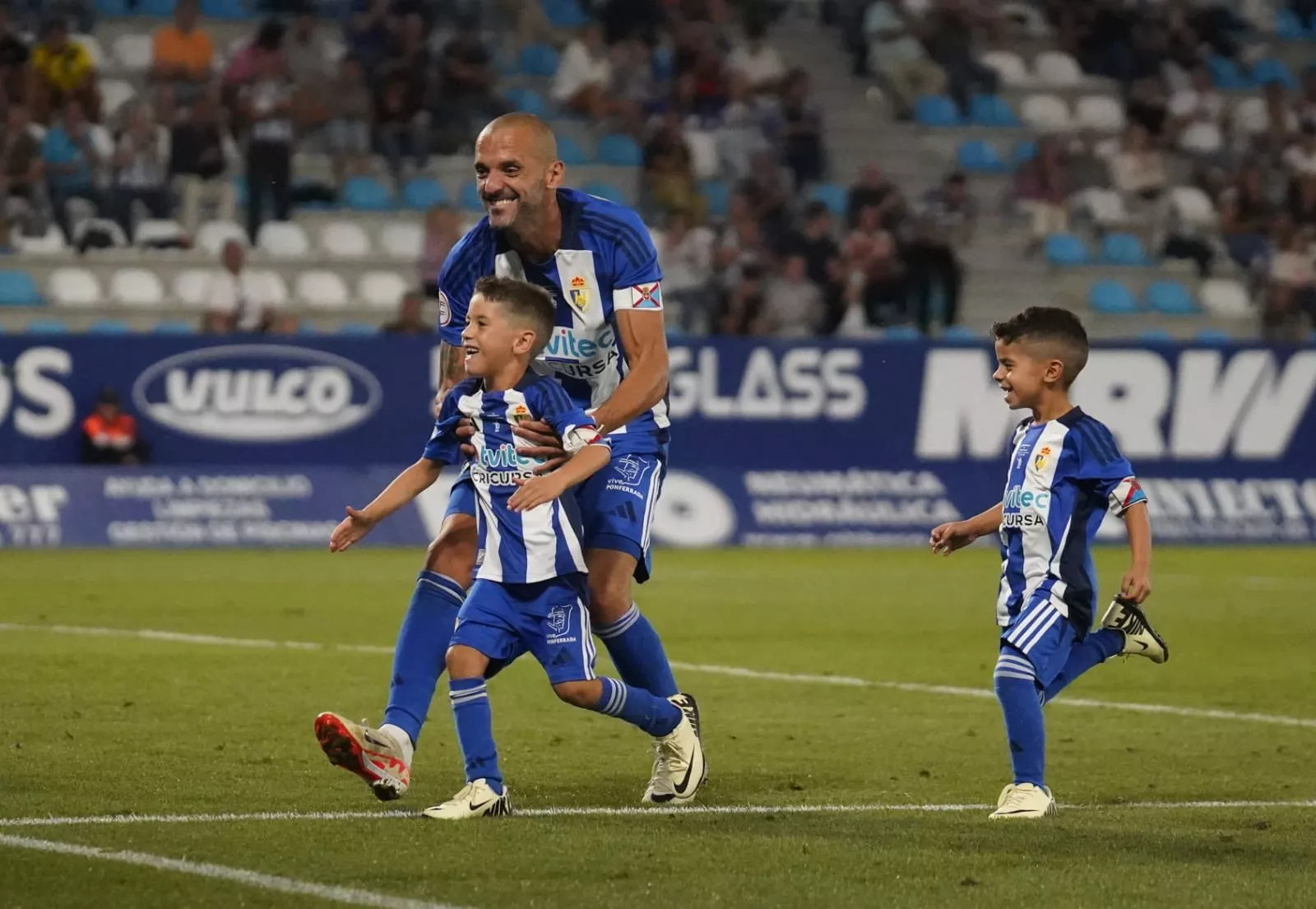 Emotiva retirada de Yuri en El Toralín | Foto: Ponferradina