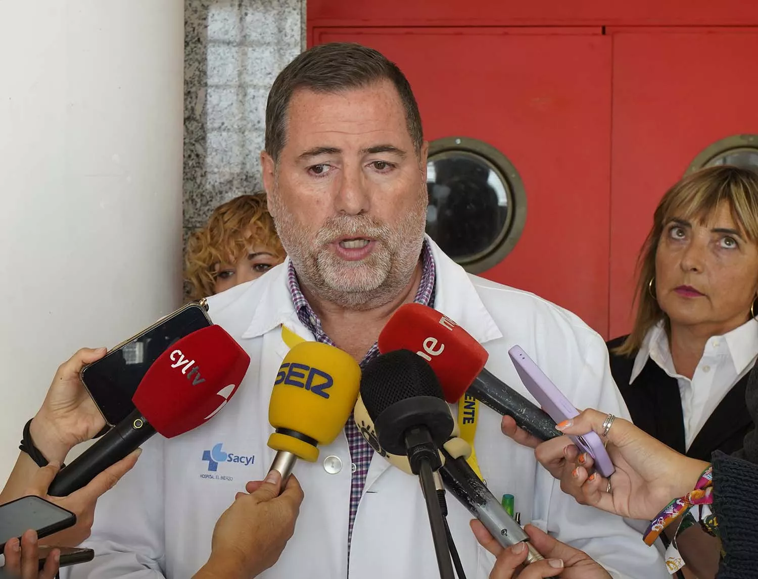 César SánchezICAL. El nuevo gerente del hospital El Bierzo de Ponferrada, Juan Ortiz de Saracho, durante su comparecencia de esta mañana para informar sobre el servicio de oncología del centro.