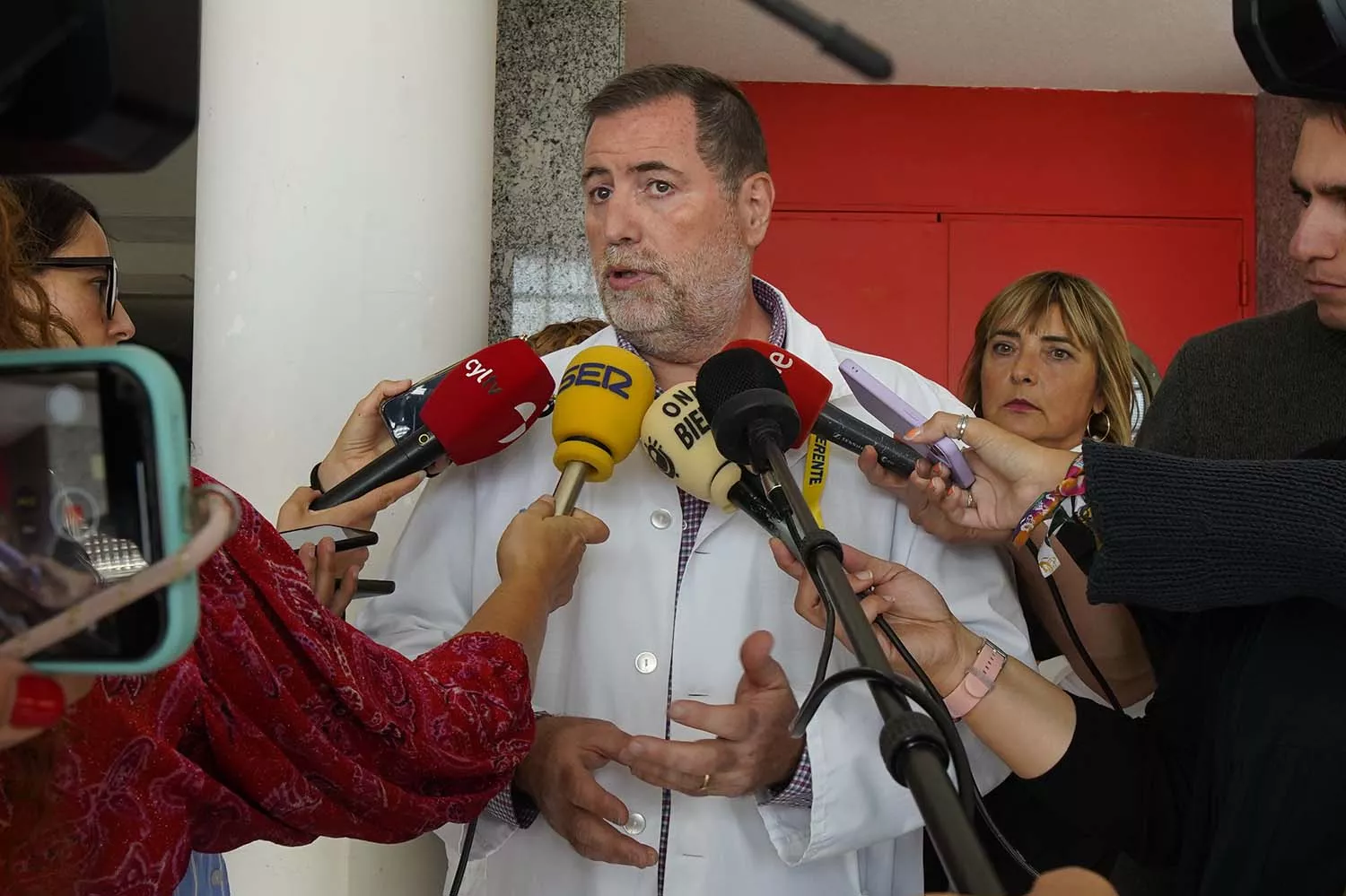 César SánchezICAL. El nuevo gerente del hospital El Bierzo de Ponferrada, Juan Ortiz de Saracho, durante su comparecencia de esta mañana para informar sobre el servicio de oncología del centro 1