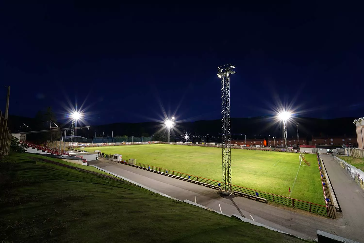 Nueva iluminación del campo de fútbol de Fabero. Fotografías: Luis Fernando Iglesias