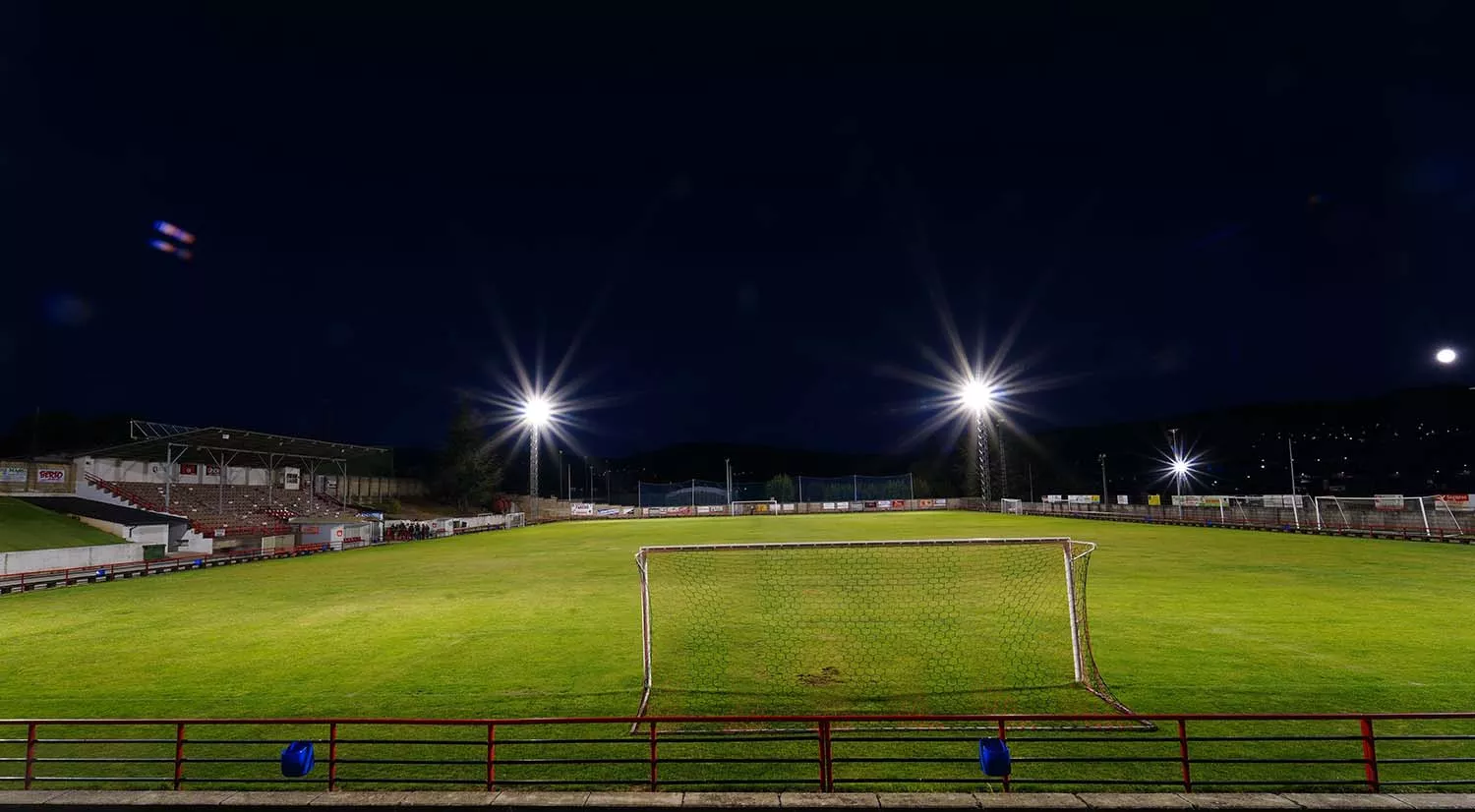 Nueva iluminación del campo de fútbol de Fabero. Fotografías: Luis Fernando Iglesias