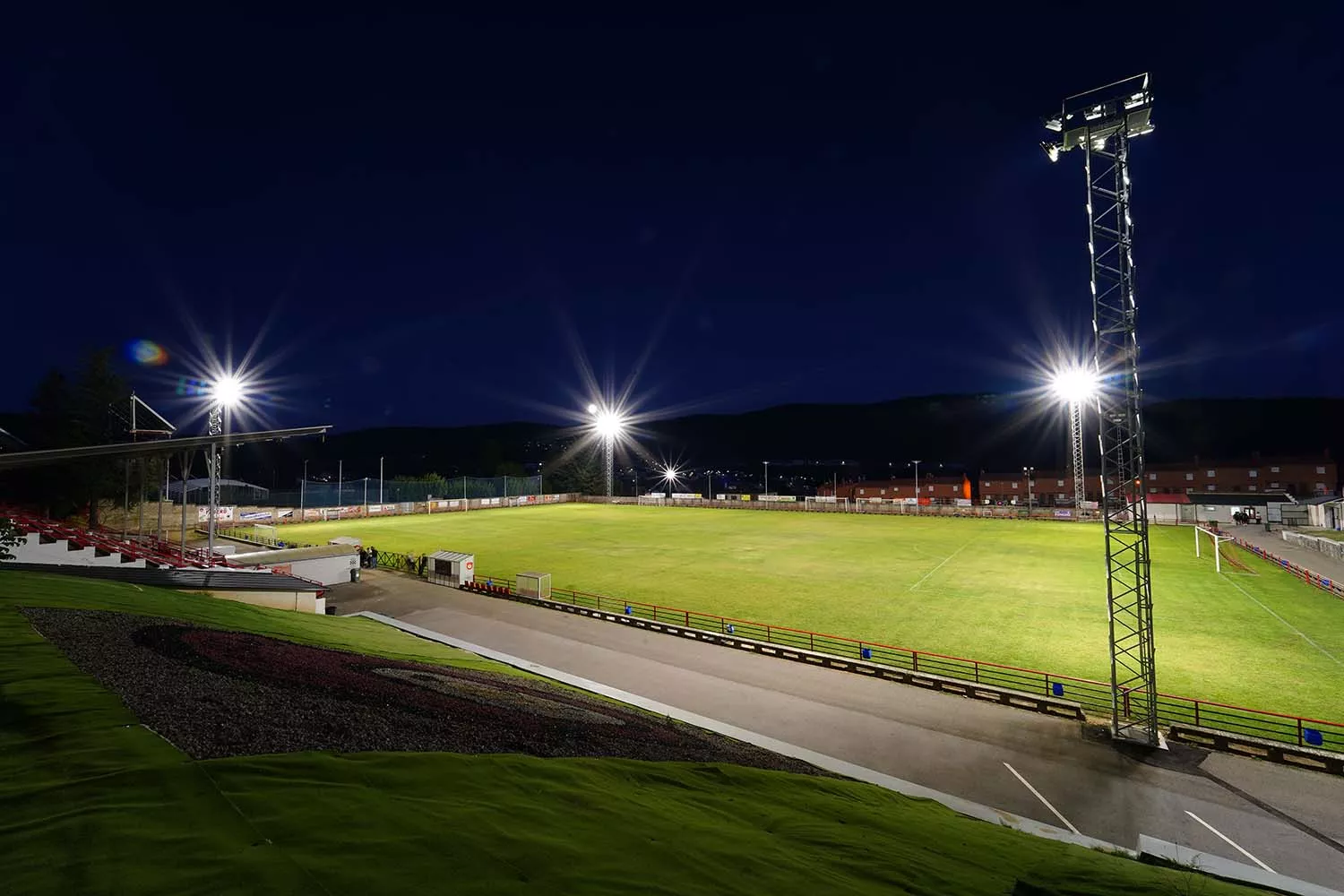 Nueva iluminación del campo de fútbol de Fabero. Fotografías: Luis Fernando Iglesias