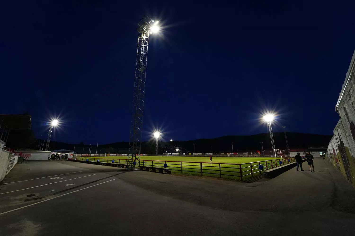 Nueva iluminación del campo de fútbol de Fabero. Fotografías: Luis Fernando Iglesias