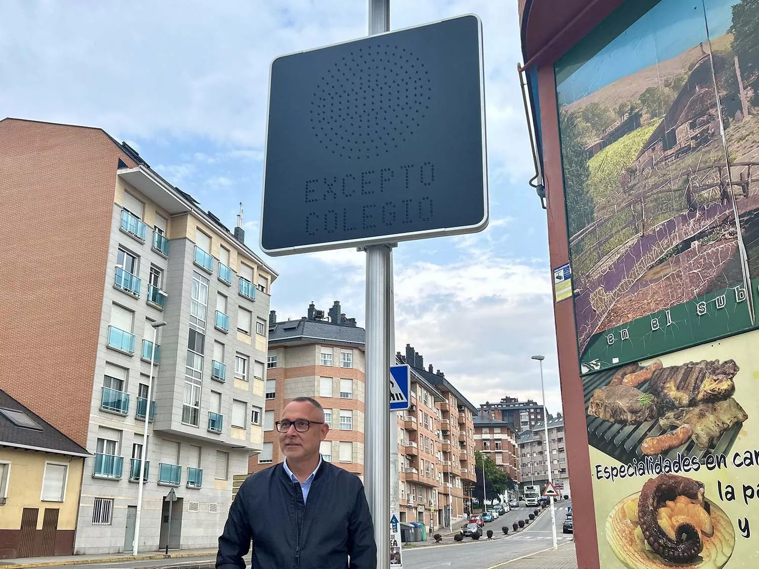 El CEIP San Antonio de Ponferrada cuenta con una señal inteligente para regular el tráfico en las horas puntas del colegio.