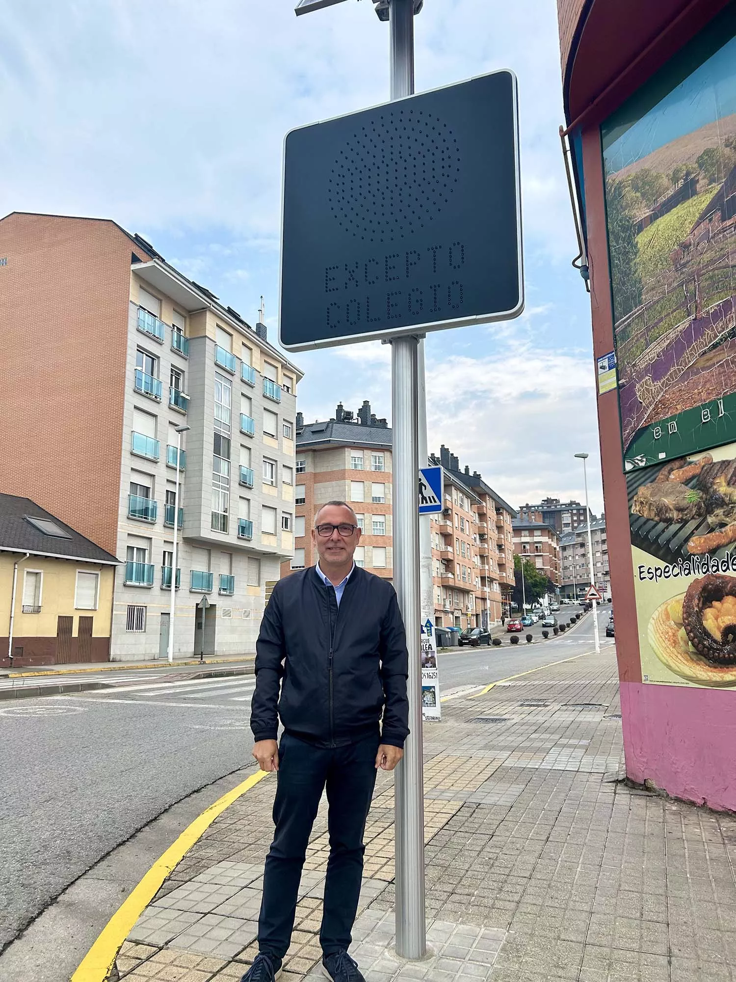 El CEIP San Antonio de Ponferrada cuenta con una señal inteligente para regular el tráfico en las horas puntas del colegio 