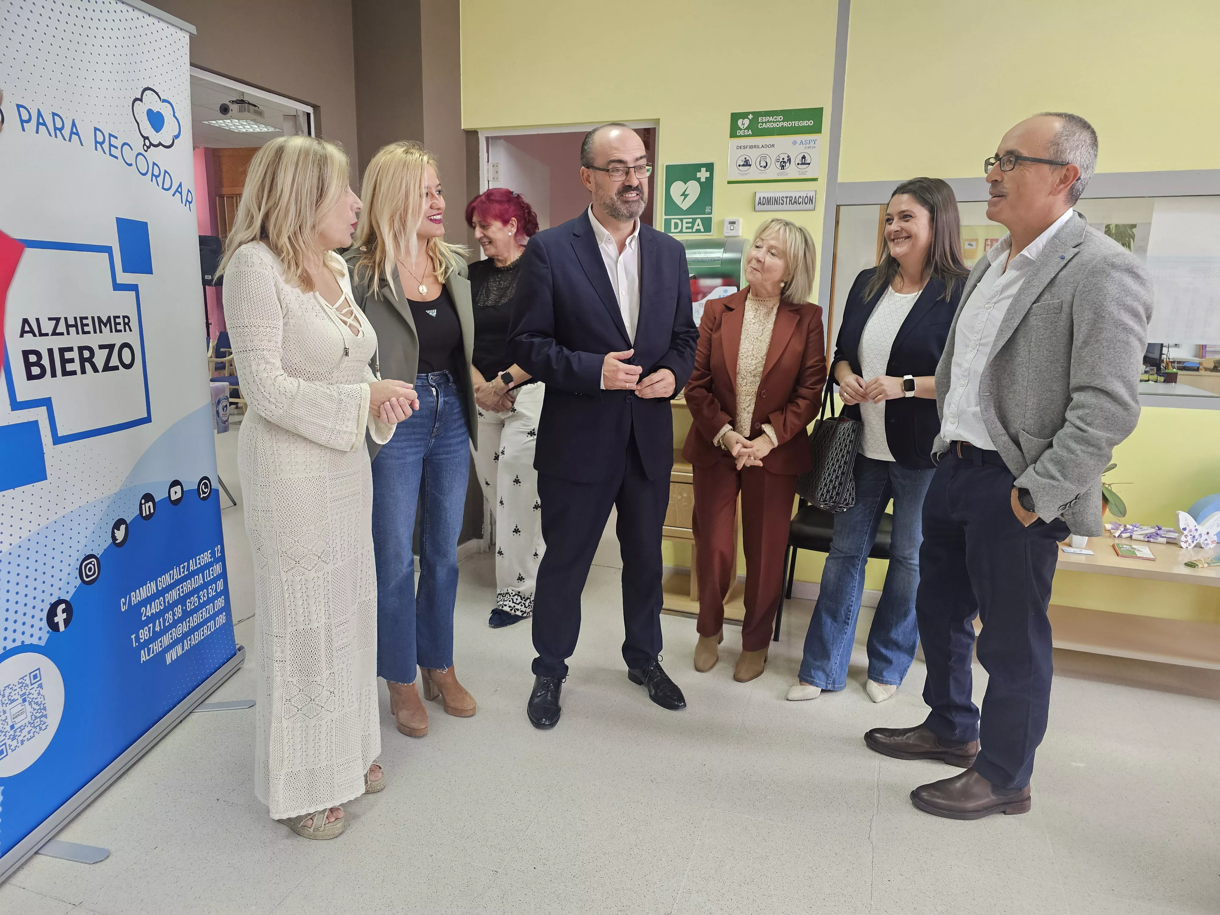 Visita institucional del alcalde de Ponferrada y representantes municipales a la sede de Alzheimer Bierzo. 