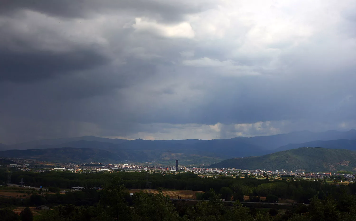 Tormenta y lluvia sobre Ponferrada durante el verano