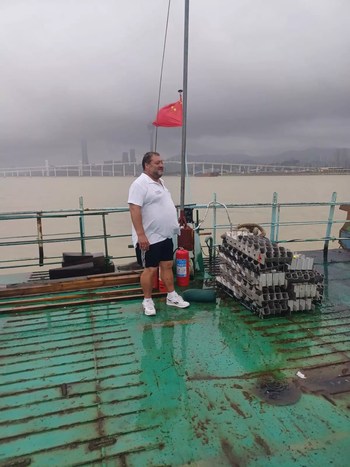 Preparación de espectáculo de PiBierzo en Macao. En la foto Pedro Alonso, el propietario