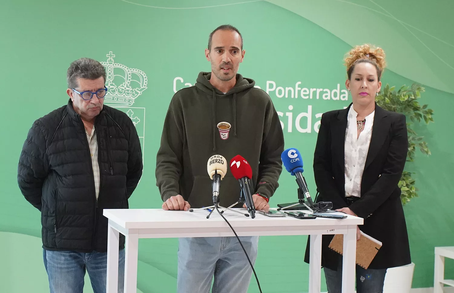 La directora del área de Infraestructuras y Sostenibilidad delCampus de la ULE en Ponferrada, Sandra Buján, presenta el primer DevFest Ponferrada junto a los organizadores del evento, David Martínez C, y José Luis ÁlvarezCésar SánchezICAL