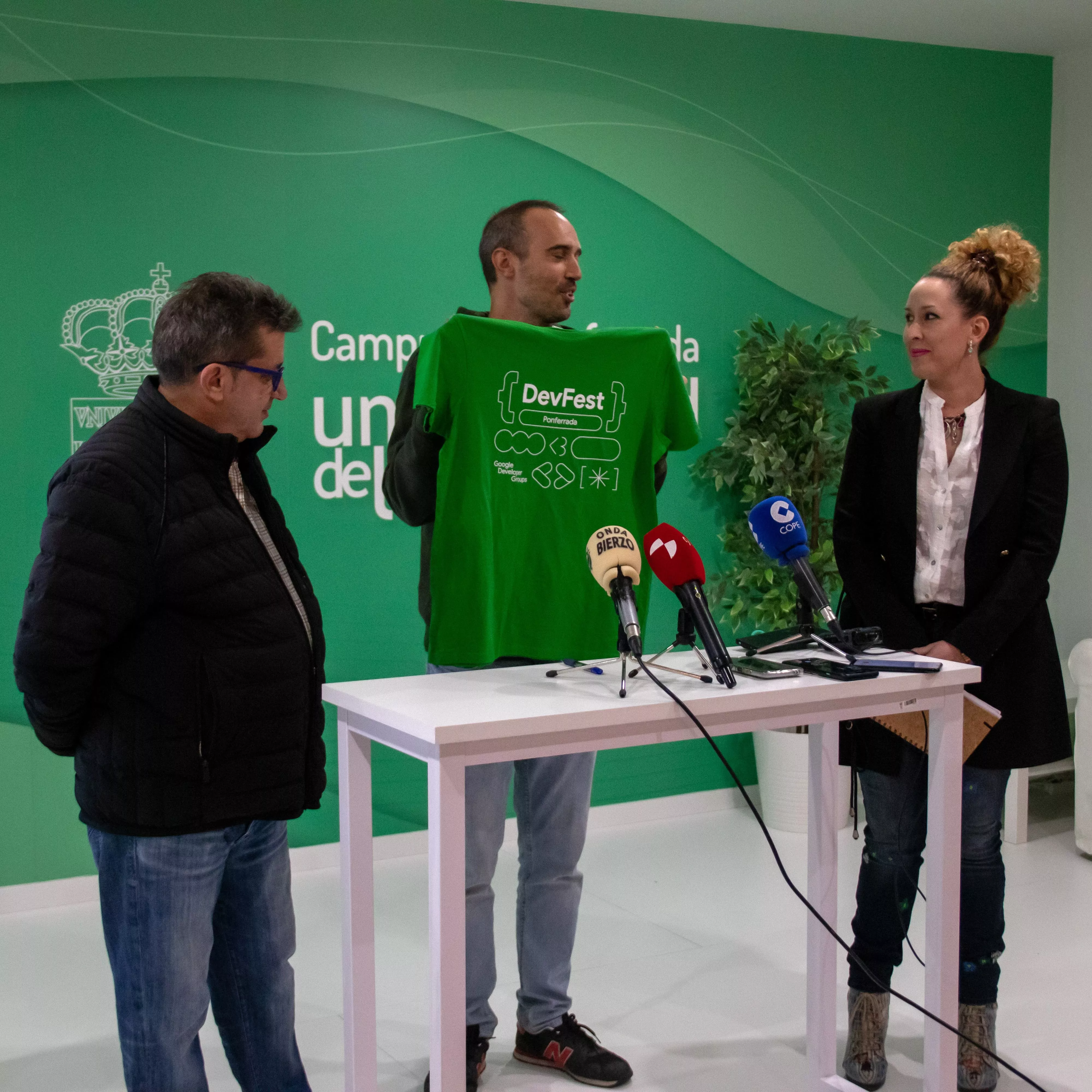 La directora del área de Infraestructuras y Sostenibilidad delCampus de la ULE en Ponferrada, Sandra Buján, presenta el primer DevFest Ponferrada junto a los organizadores del evento, David Martínez C, y José Luis ÁlvarezCésar SánchezICAL