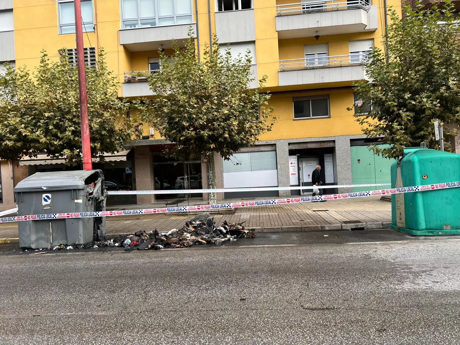 Arde un contenedor de papel en la avenida Portugal de Ponferrada 