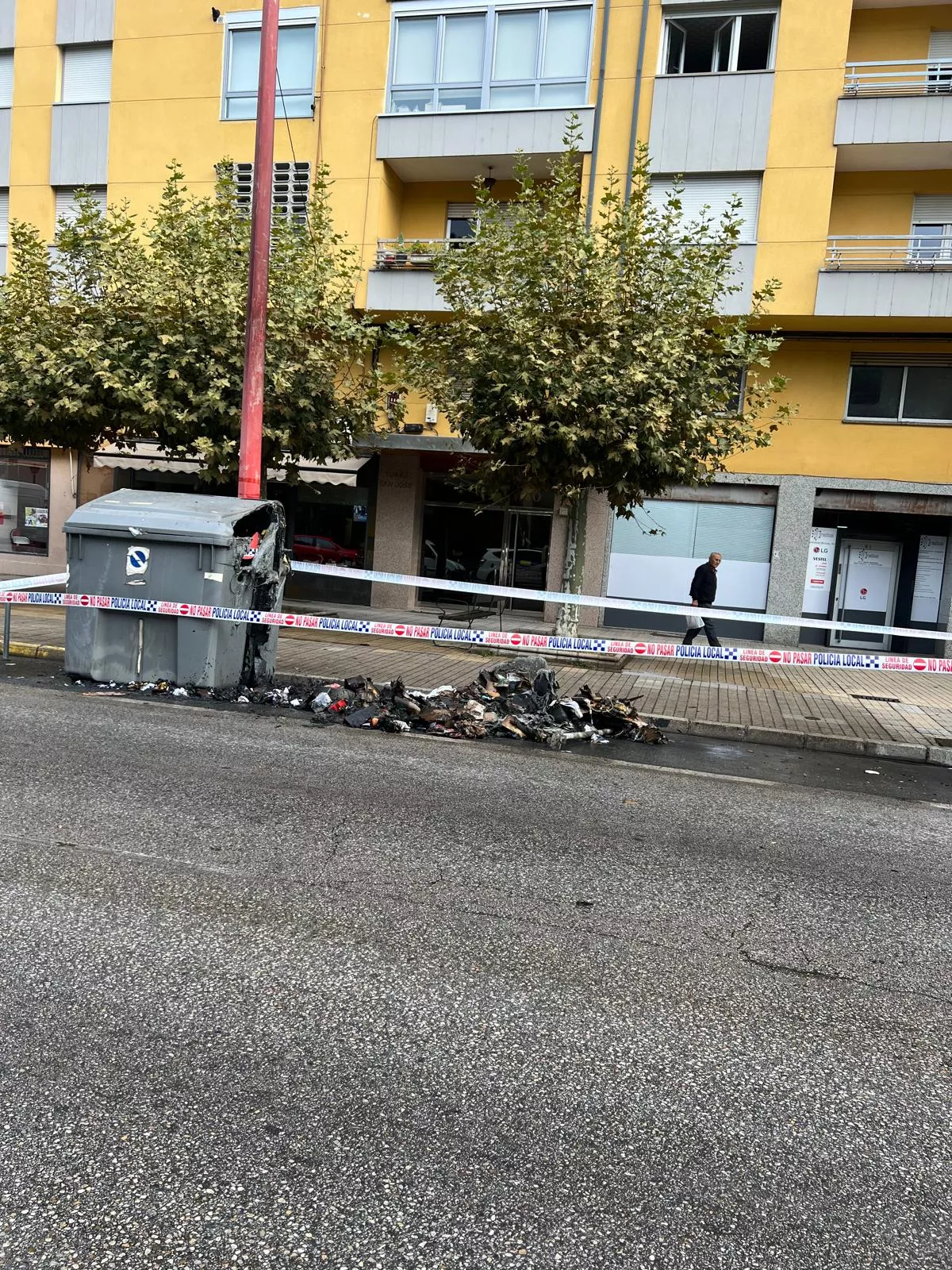 Arde un contenedor de papel en la avenida Portugal de Ponferrada 