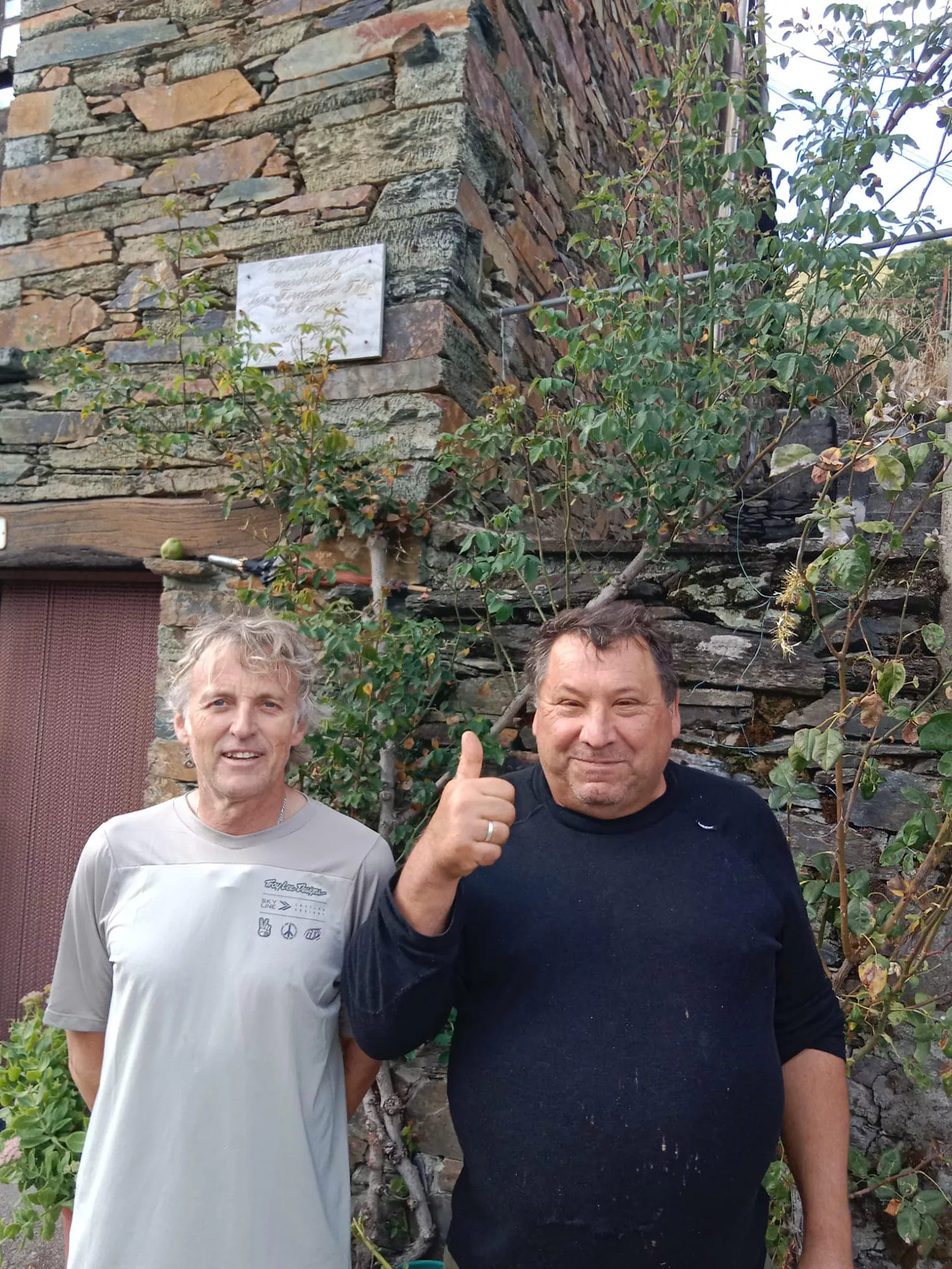 Jesús Calleja visita el Valle de Fornela y los vecinos presumen del encuentro | Foto: Mary Blanco en el grupo de Facebook 'Valle de Fornela'