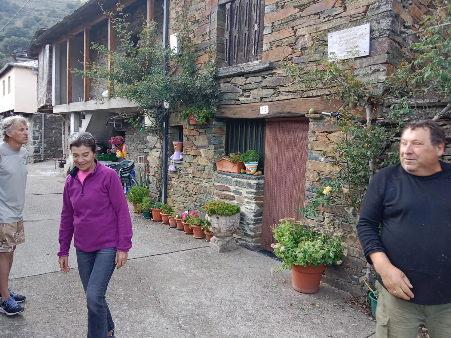 Jesús Calleja visita el Valle de Fornela y los vecinos presumen del encuentro | Foto: Mary Blanco en el grupo de Facebook 'Valle de Fornela'