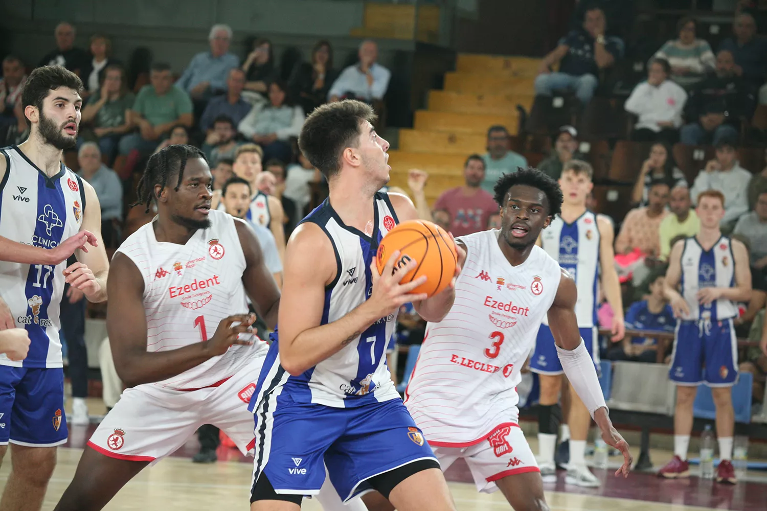 Clínica Ponferrada SDP acaricia la Copa CyL tras vencer a la Cultural Leonesa