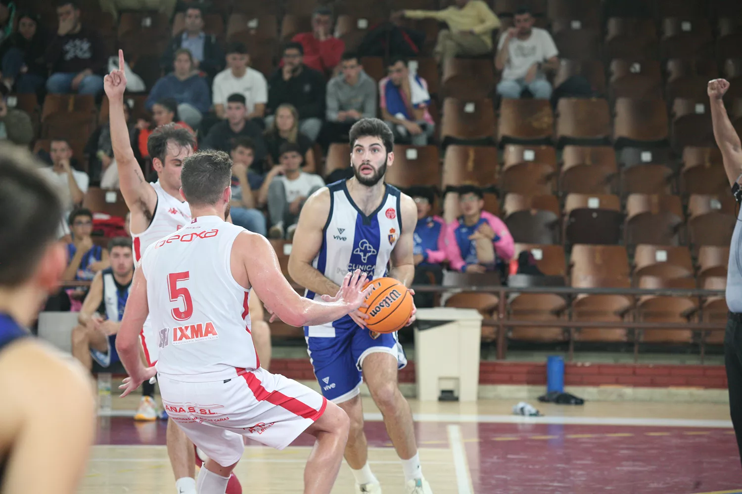 Clínica Ponferrada SDP acaricia la Copa CyL tras vencer a la Cultural Leonesa