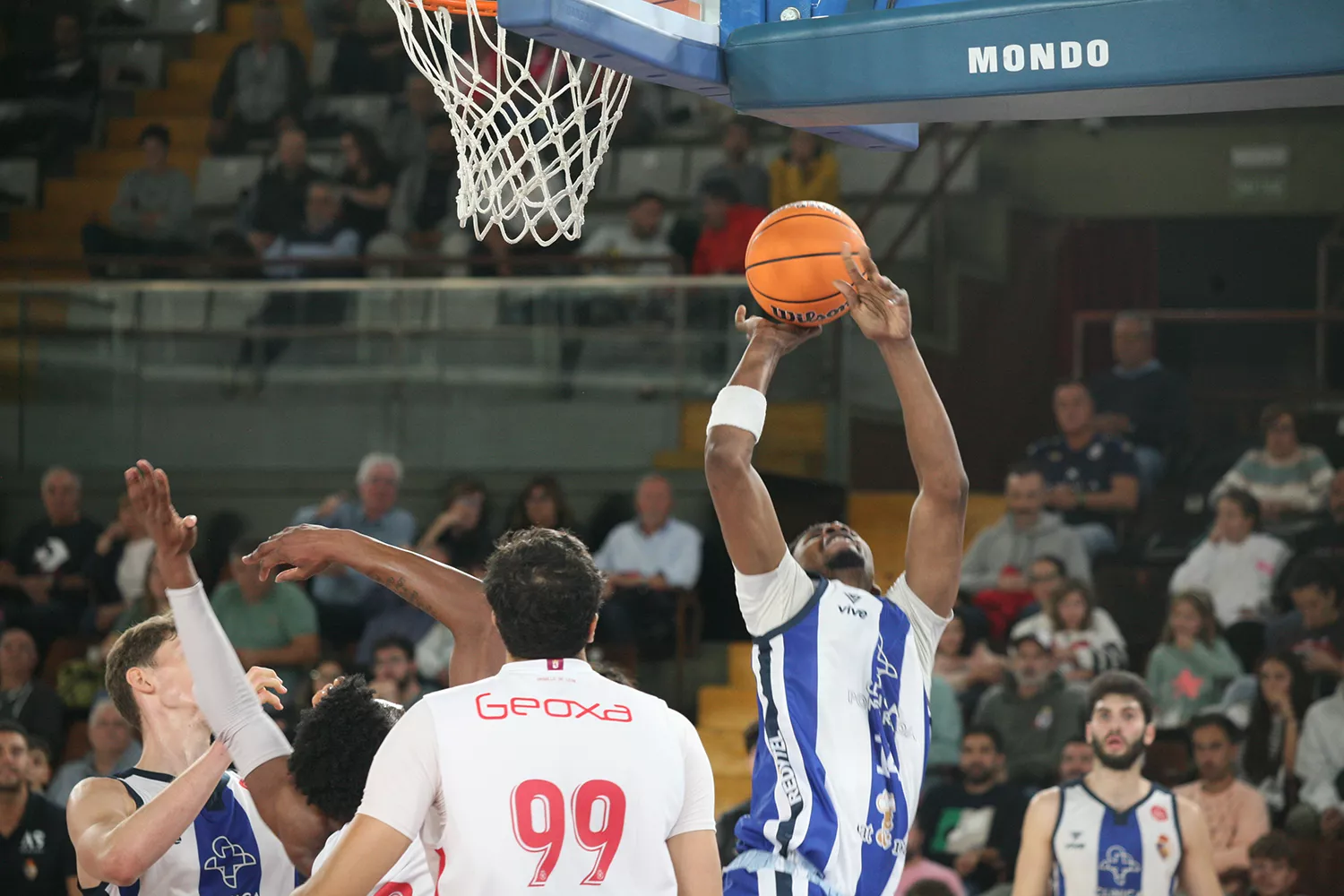 Clínica Ponferrada SDP acaricia la Copa CyL tras vencer a la Cultural Leonesa