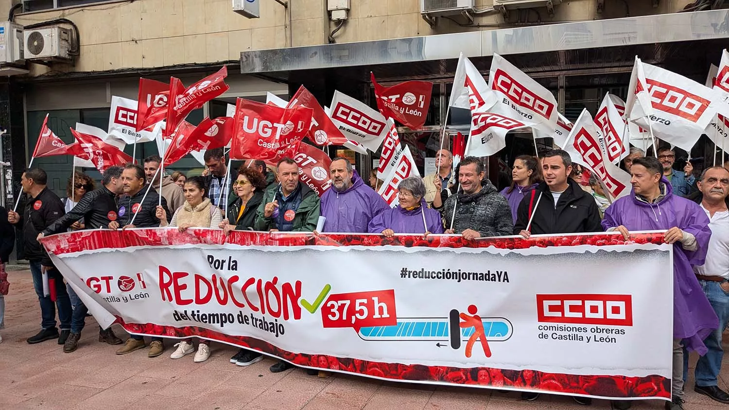 Concentración sindical en Ponferrada para desenquistar las negociaciones de la reducción de la jornada laboral a 37,5 horas