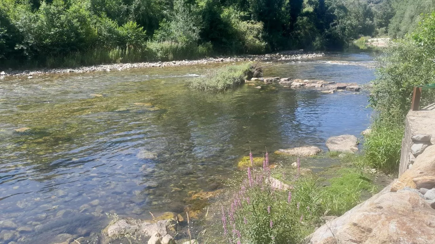 Más de 12.000 euros para recuperar la forma del río Burbia a su paso por Corullón para el discurrir del agua