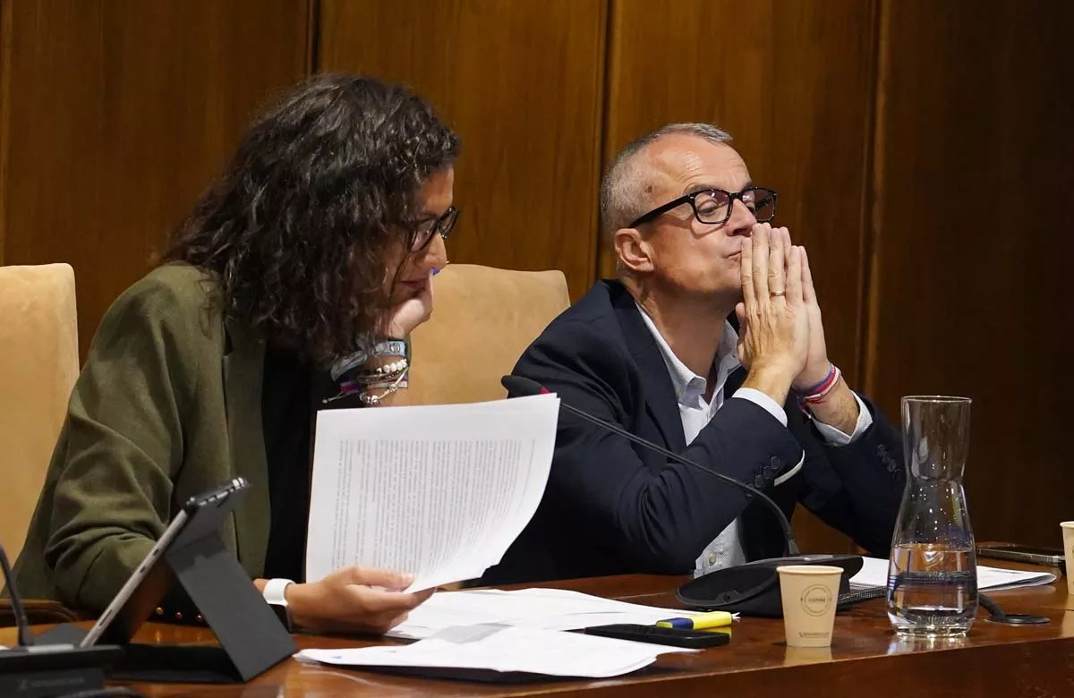 La portavoz del PP, Lidia Coca, junto al concejal de Hacienda, Luis A. Moreno, en el Pleno aprobación ZBE