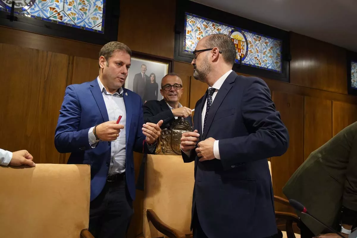 Iván Alonso, junto al alcalde Marco Morala en el pleno de aprobación de la ZBE | César Sánchez - ICAL