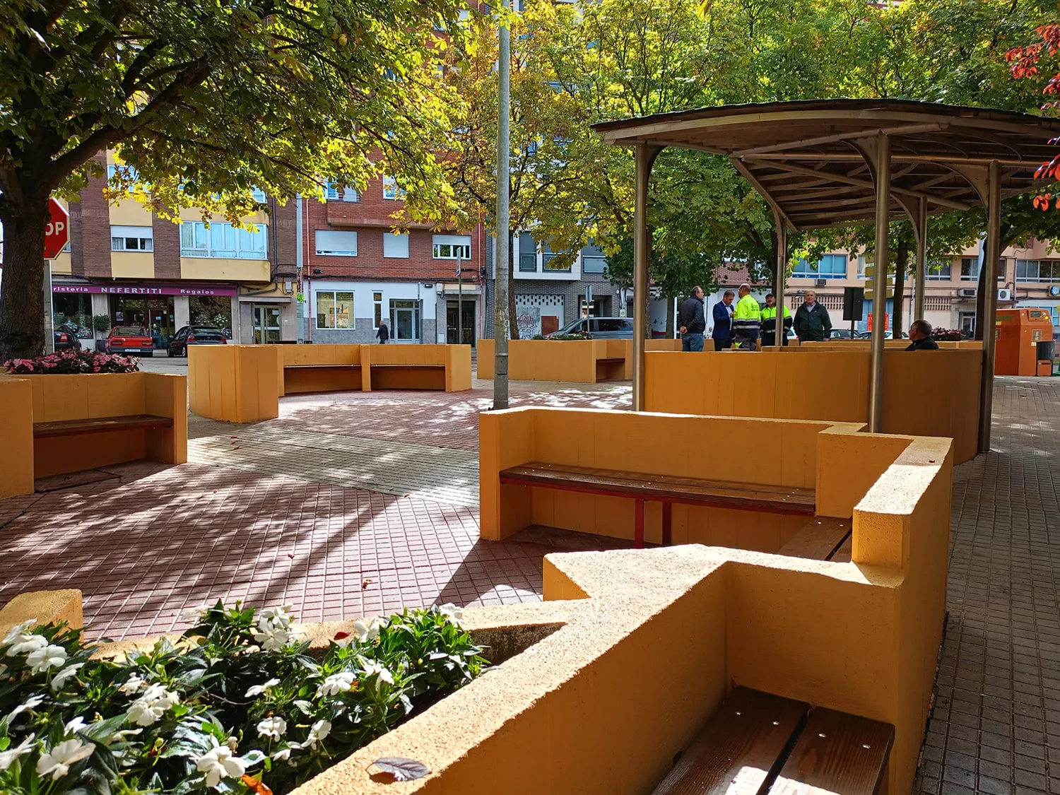 La brigada de obras de Ponferrada concluye la zona de descanso de la avenida de América