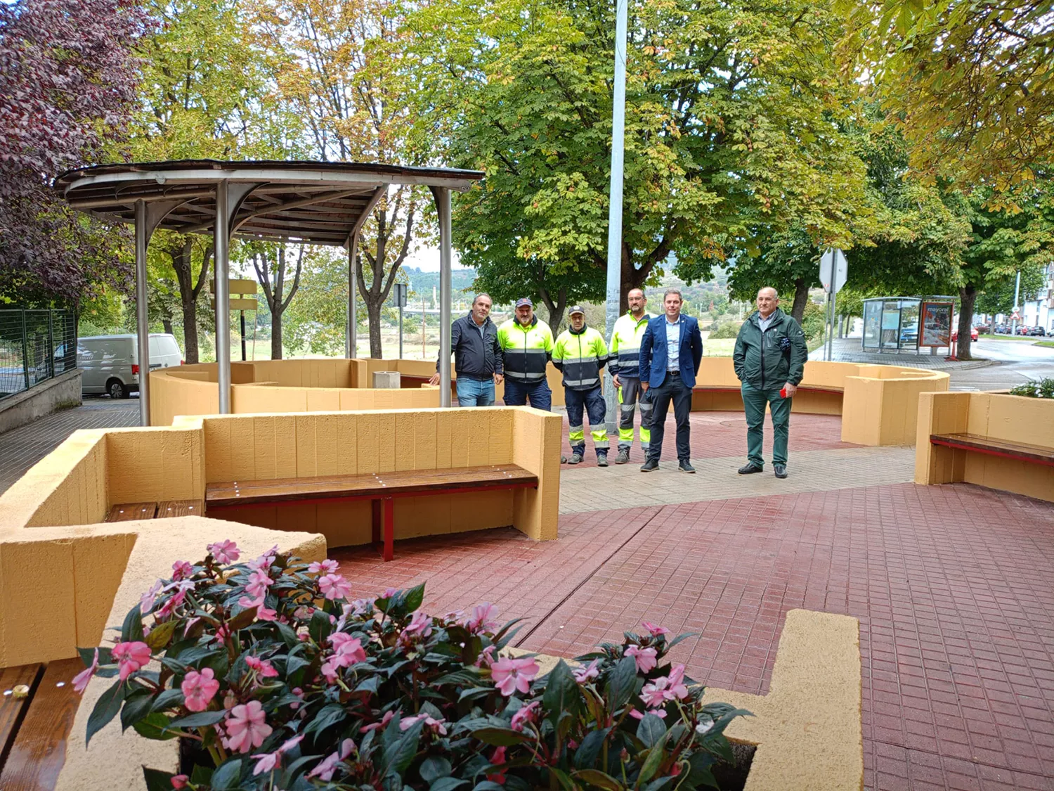 La brigada de obras de Ponferrada concluye la zona de descanso de la avenida de América