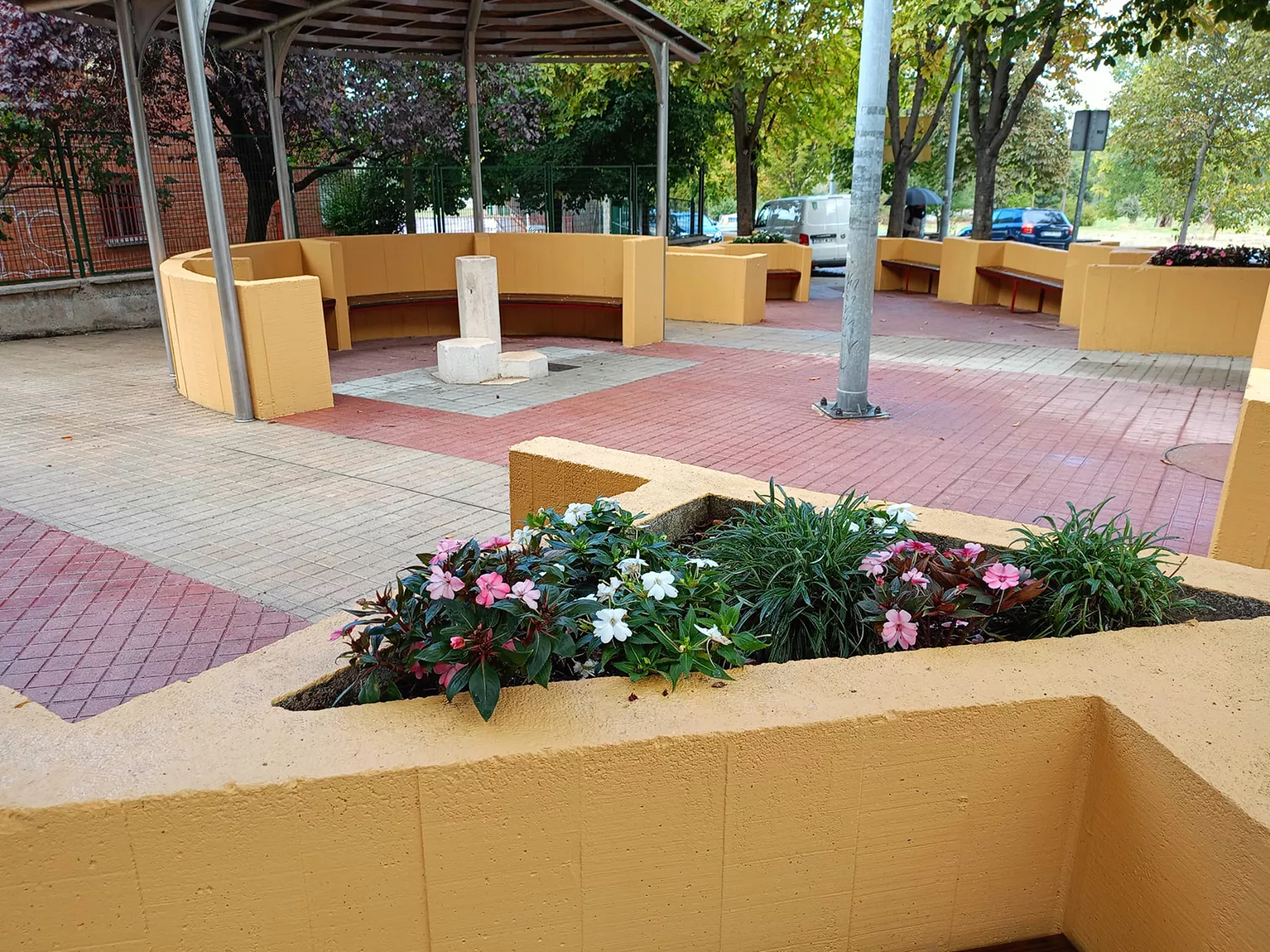 La brigada de obras de Ponferrada concluye la zona de descanso de la avenida de América