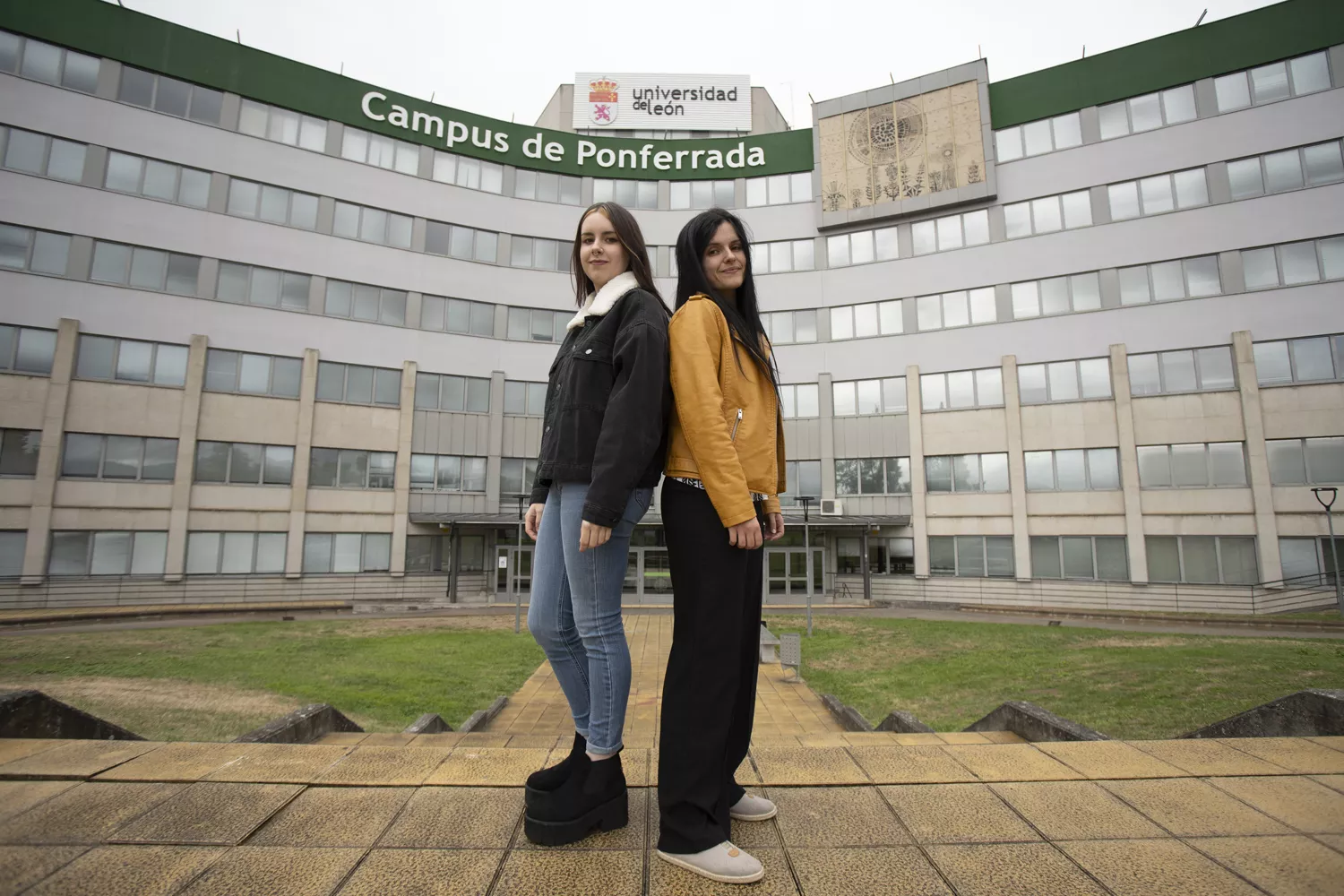 Sara Barredo (I) y Alicia Merayo (D), alumnas del curso de Internet de las Cosas y Ciberseguridad del Campus de Ponferrada