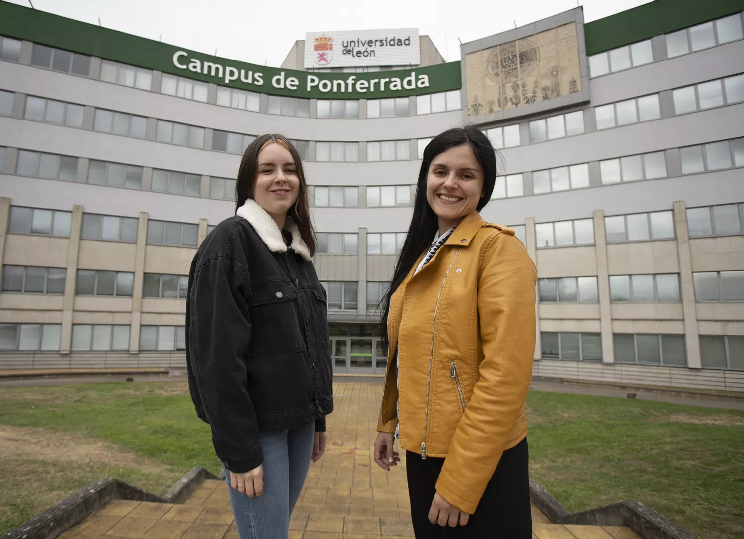 Sara Barredo (I) y Alicia Merayo (D), alumnas del curso de Internet de las Cosas y Ciberseguridad del Campus de Ponferrada