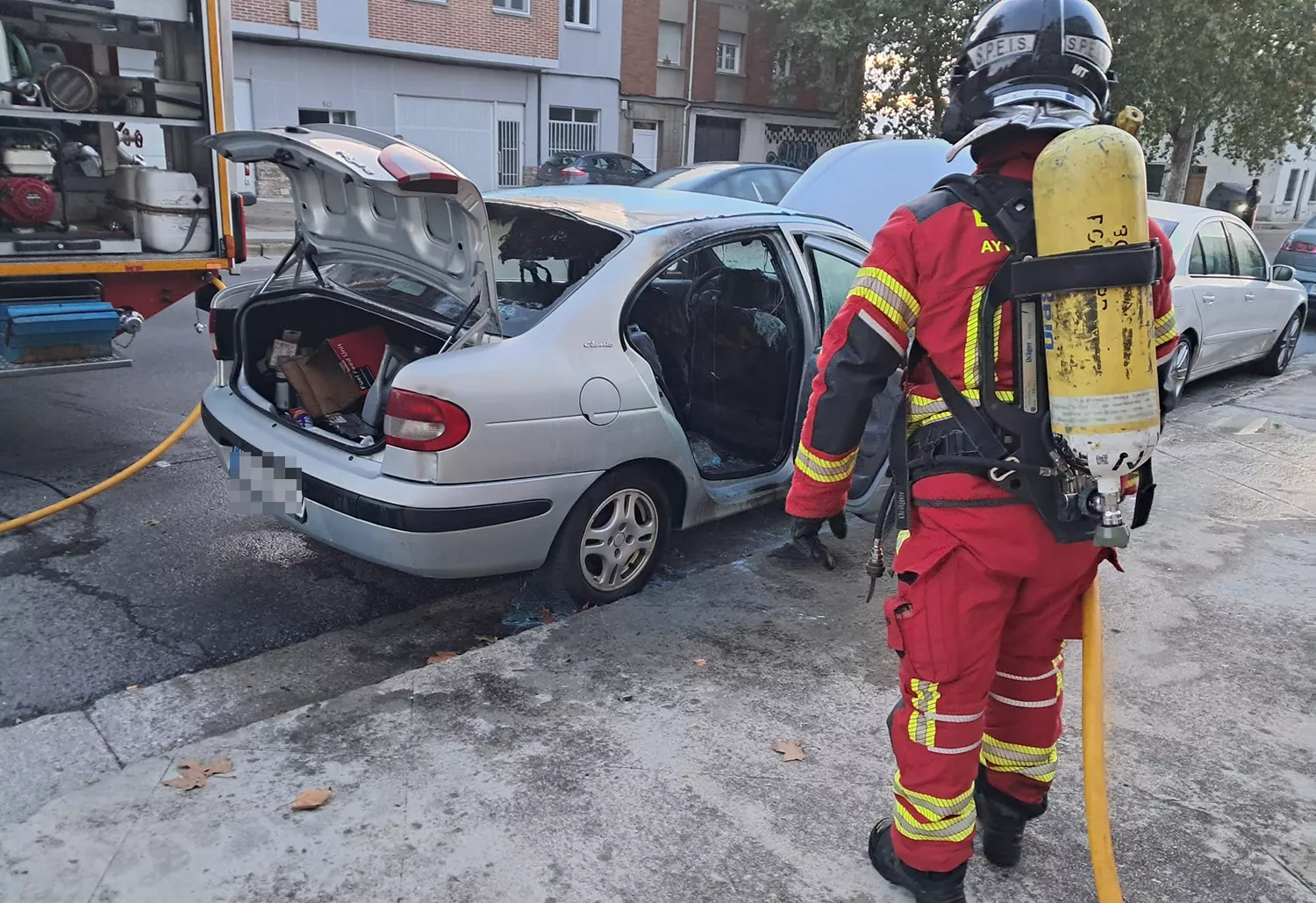 Arde un coche en la Avenida de Galicia en Cuatrovientos