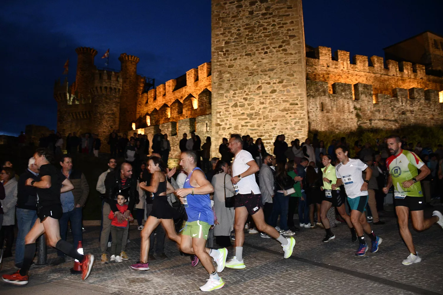 La media maratón 21 lunas y media 'ilumina' la noche de Ponferrada