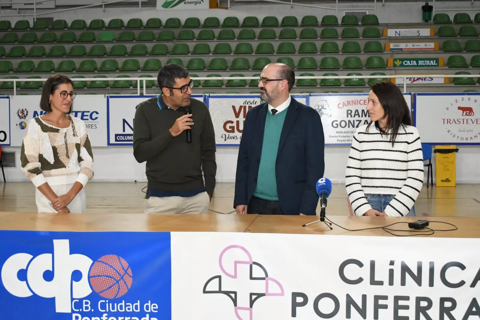 La gerente de Clínica Ponferrada, Carmen Rodríguez, junto al presidente del Baloncesto Clínica Ponferrada, Óscar García, el alcalde de Ponferrada, Marco Morala y la concejala de Deportes, Eva González