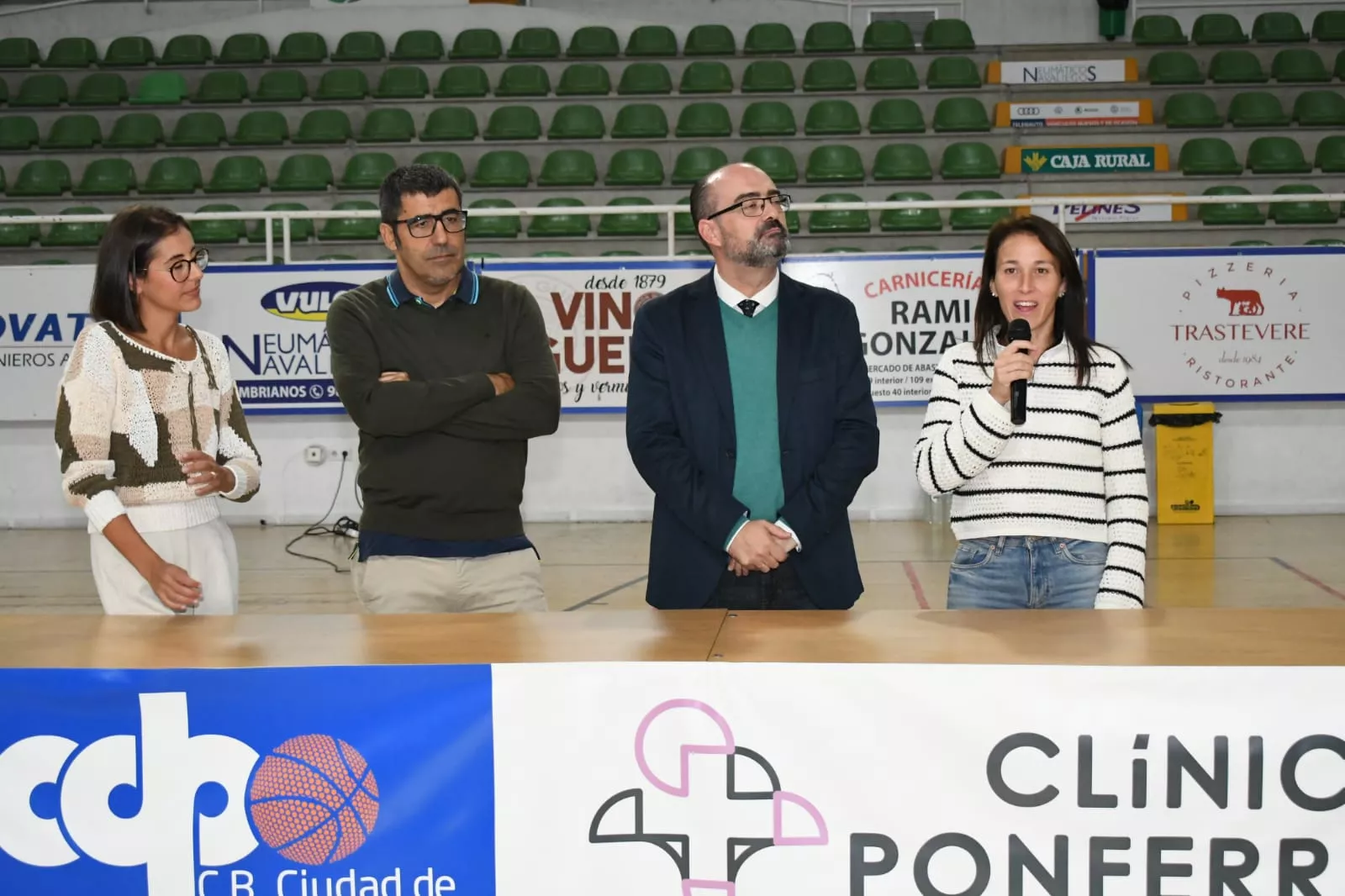 La gerente de Clínica Ponferrada, Carmen Rodríguez, junto al presidente del Baloncesto Clínica Ponferrada, Óscar García, el alcalde de Ponferrada, Marco Morala y la concejala de Deportes, Eva González