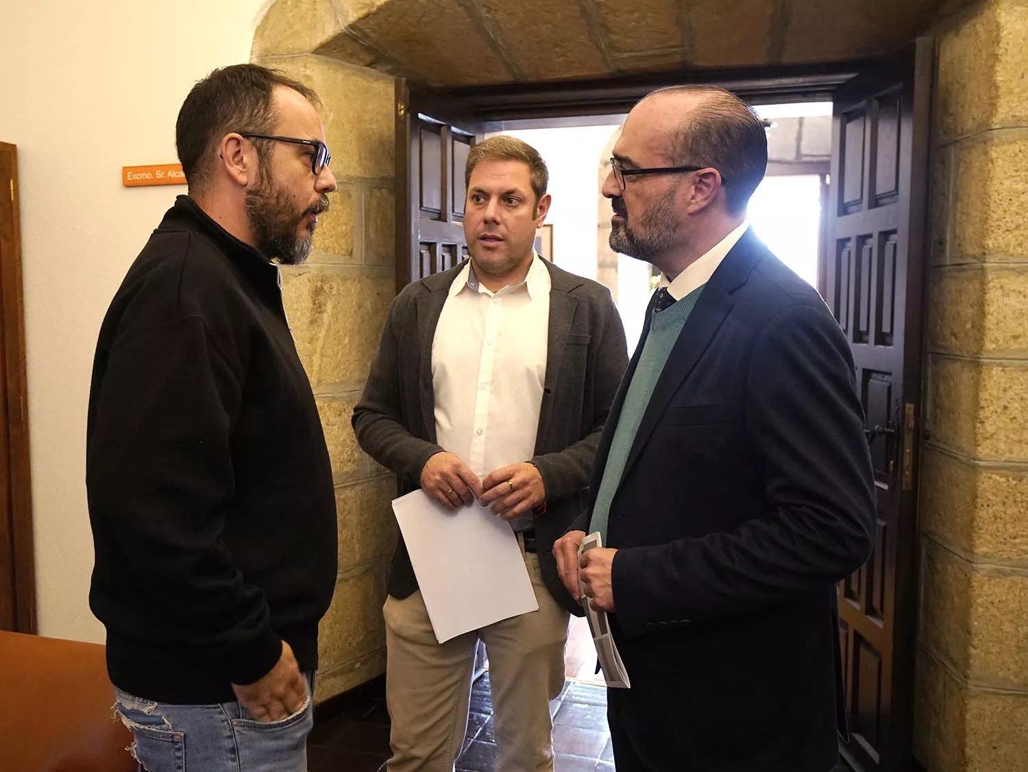 César Sánchez / ICAL . El alcalde de Ponferrada, Marco Morala (D), junto al teniente de alcalde y concejal de Patrimonio, Iván Alonso (C), y el responsable de Sputnik Labrego, Alejandro Rodríguez (I), durante la presentación del resultado de las excavaciones arqueológicas en el antiguo cementerio del Carmen