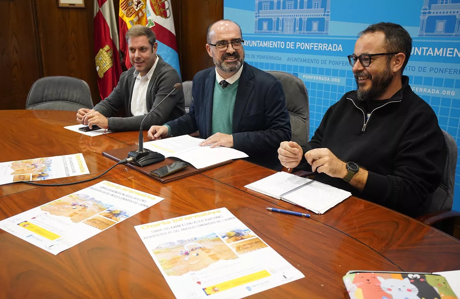 César Sánchez / ICAL . El alcalde de Ponferrada, Marco Morala (D), junto al teniente de alcalde y concejal de Patrimonio, Iván Alonso (C), y el responsable de Sputnik Labrego, Alejandro Rodríguez (I), durante la presentación del resultado de las excavaciones arqueológicas en el antiguo cementerio del Carmen