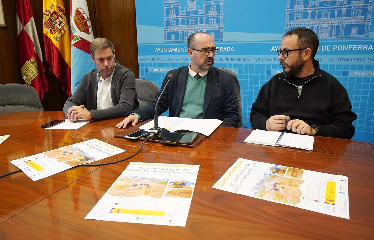 César Sánchez / ICAL . El alcalde de Ponferrada, Marco Morala (D), junto al teniente de alcalde y concejal de Patrimonio, Iván Alonso (C), y el responsable de Sputnik Labrego, Alejandro Rodríguez (I), durante la presentación del resultado de las excavaciones arqueológicas en el antiguo cementerio del Carmen