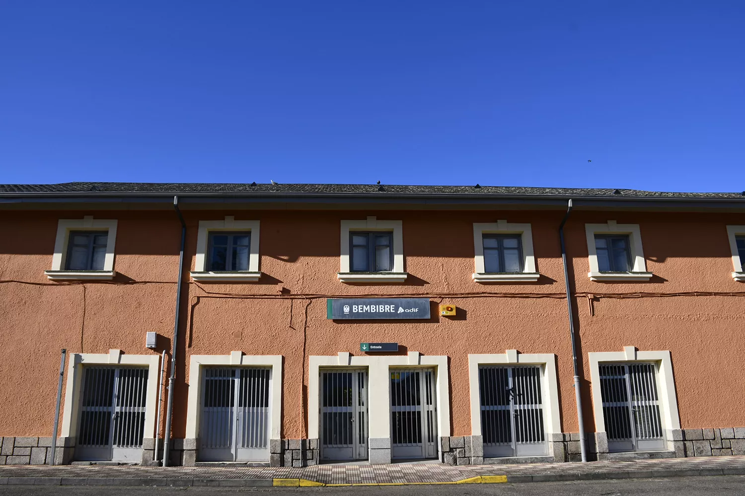 Adif ofrece una plaza en Bembibre para los afectados por el cierre de la estación de Cistierna (León)