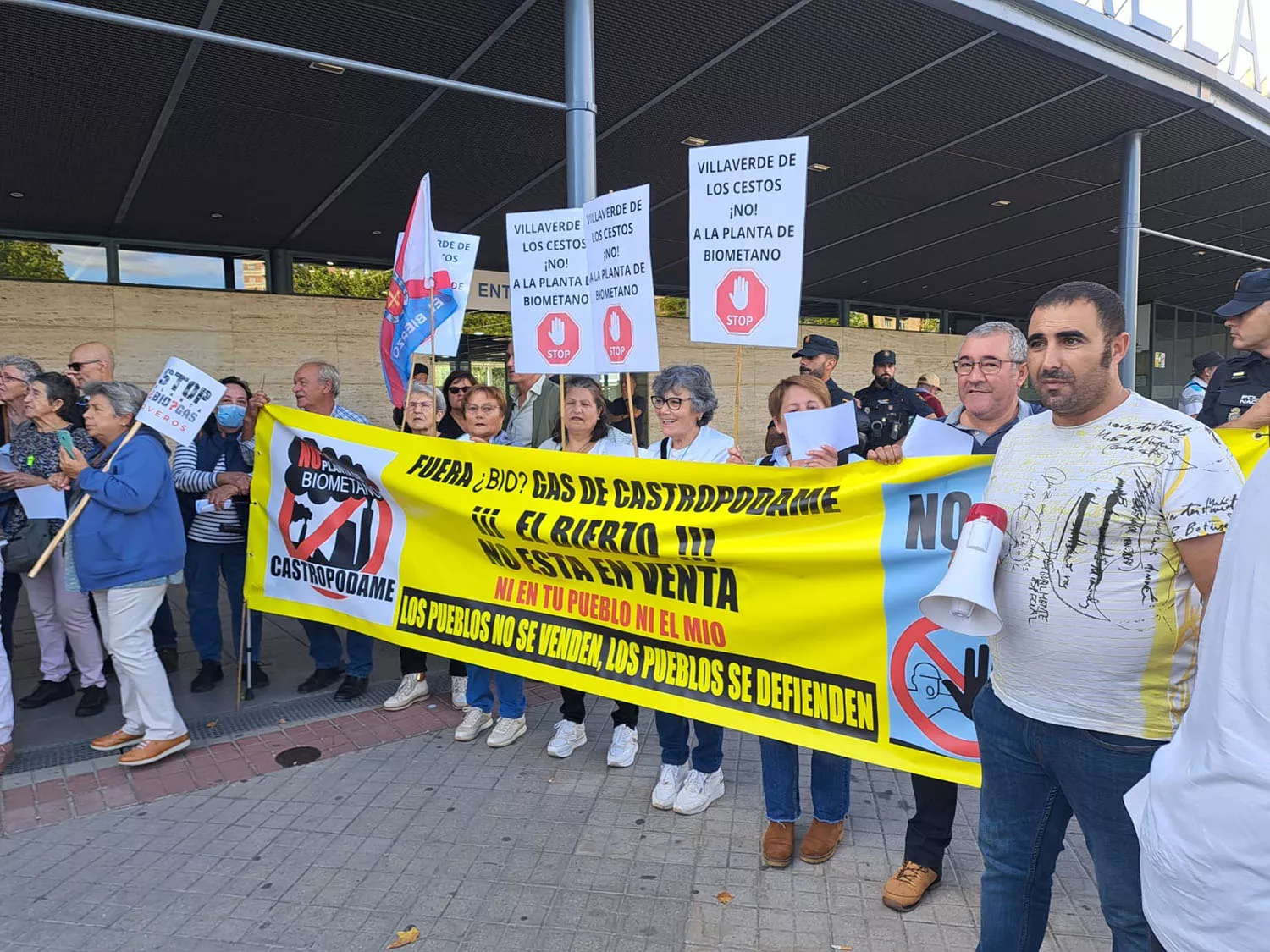 Los vecinos de Castropodame se manifiestan en Valladolid contra la planta de biogás