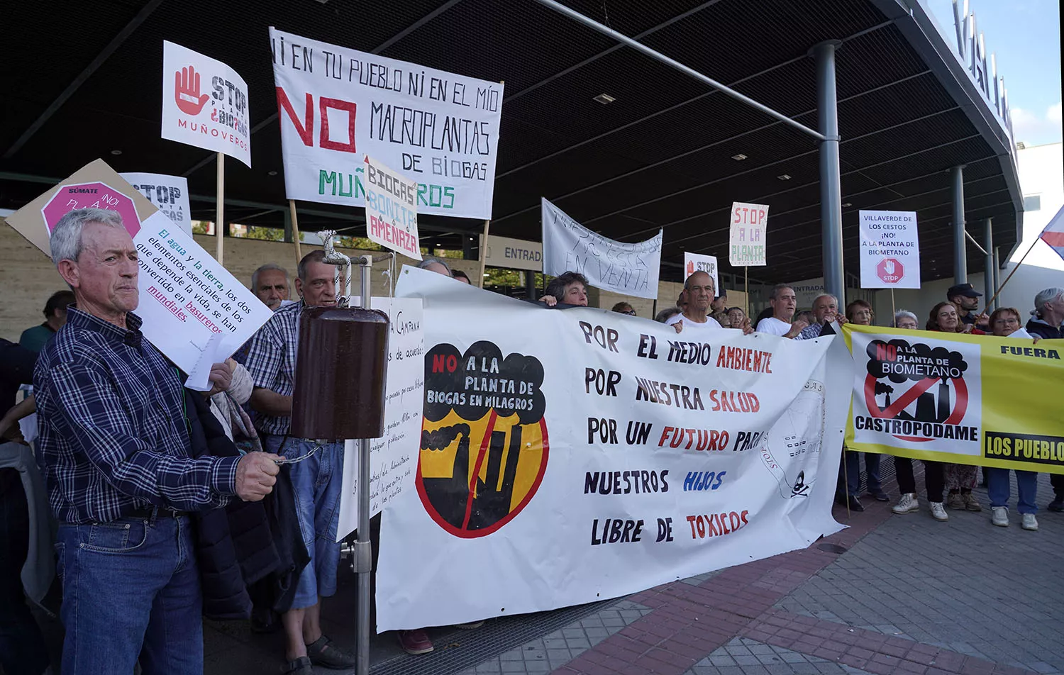 Vecinos de una decena de municipios de Castilla y León, constituidos en una plataforma, se concentran contra la instalación de macroplantas de biogás en sus localidades, en coincidencia con el IV Salón del Gas Renovable, englobado en la Feria de Bioenergía.