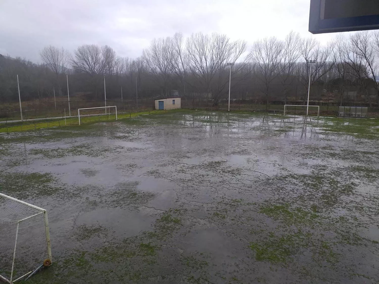 Campos de fútbol de Flores del Sil inundados