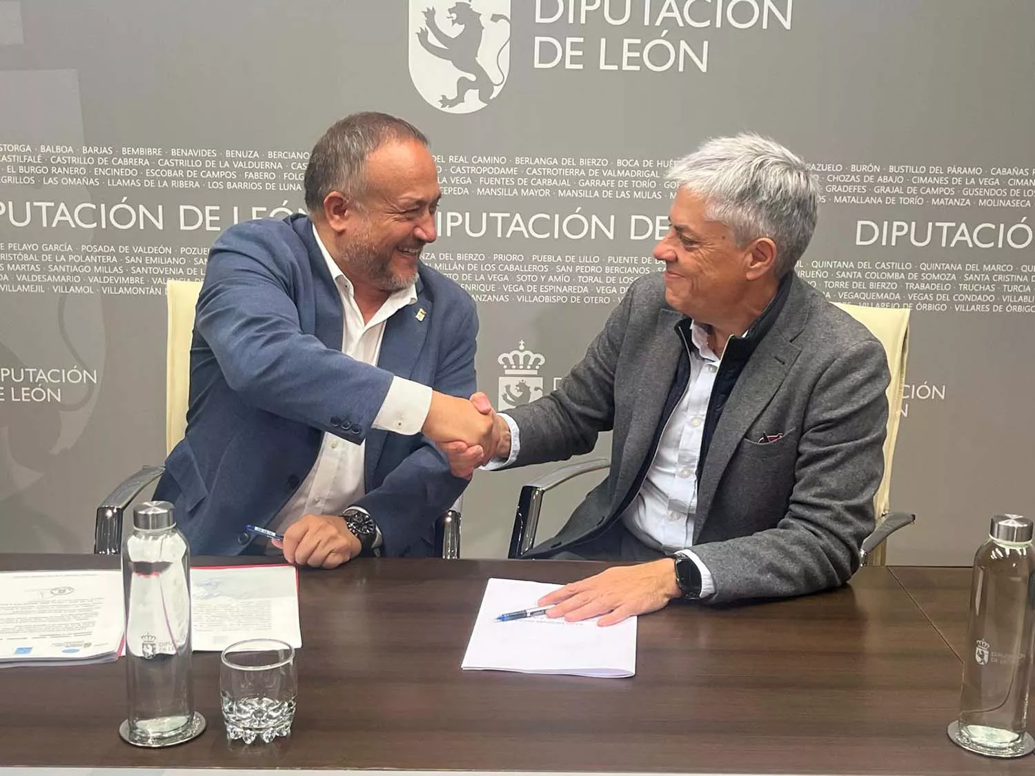 El presidente de la Diputación de León, Gerardo Álvarez Courel, y el delegado territorial de la Junta en León, Eduardo Diego, firmando la compra de una acción de Somacyl