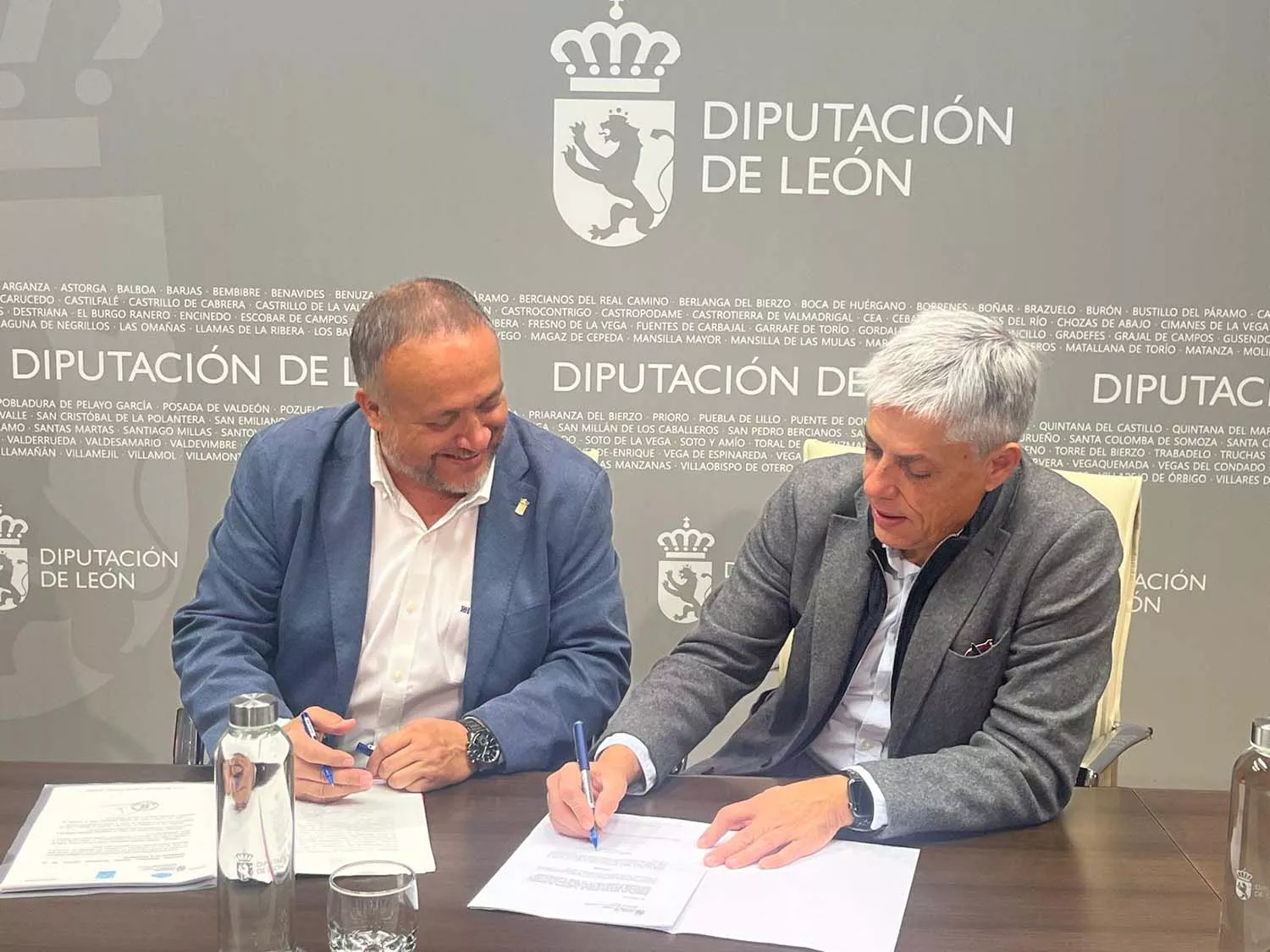 El presidente de la Diputación de León, Gerardo Álvarez Courel, y el delegado territorial de la Junta en León, Eduardo Diego, firmando la compra de una acción de Somacyl.