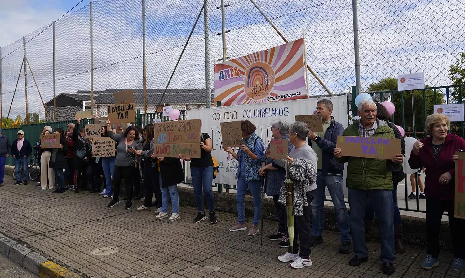 Manifestación del AMPA del colegio público de Columbrianos, para pedir la construcción de un pabellón 