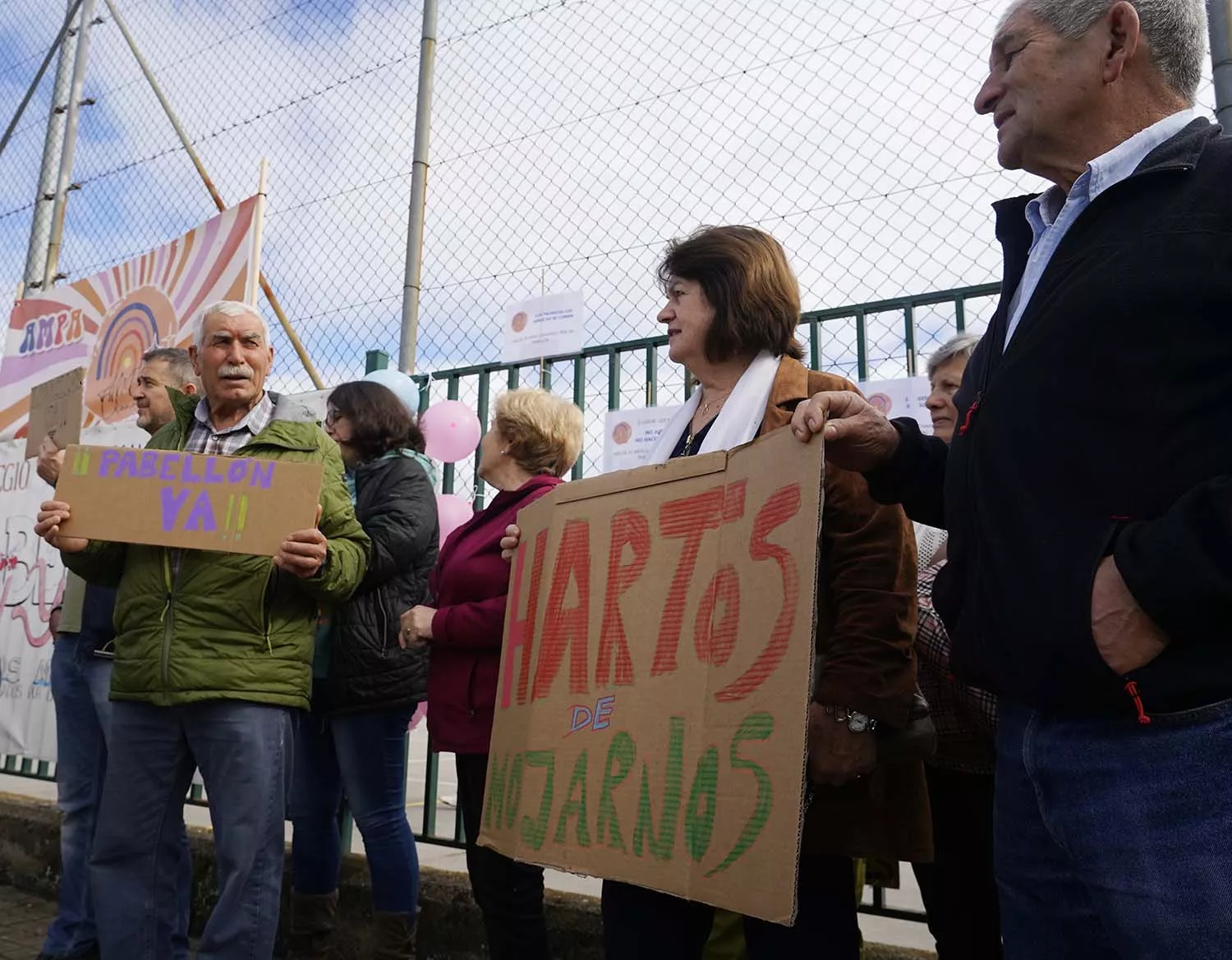 Manifestación del AMPA del colegio público de Columbrianos, para pedir la construcción de un pabellón 