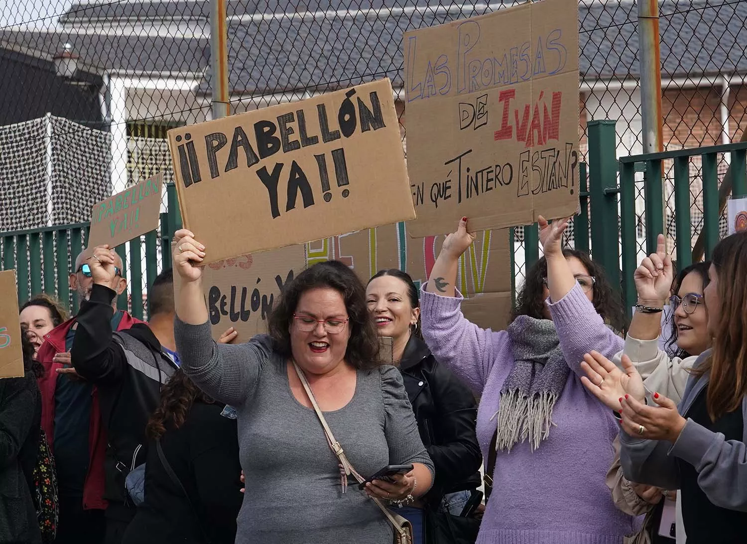 Manifestación del AMPA del colegio público de Columbrianos, para pedir la construcción de un pabellón 